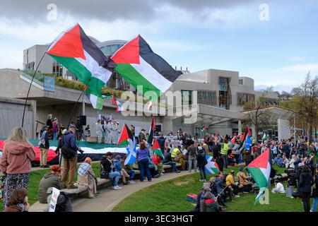 Manifestanti pro-Palestina si radunano con bandiere fuori dal Parlamento scozzese a Holyrood, Edimburgo, durante una manifestazione il 28 aprile 2026. Foto Stock