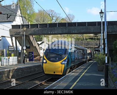 Il treno elettrico Avanti West Coast Pendolino attraversa la stazione di Prestbury nel Cheshire, sulla strada da Manchester Piccadilly a London Euston Foto Stock