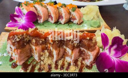 Panini di sushi su un piatto in un ristorante. Foto Stock