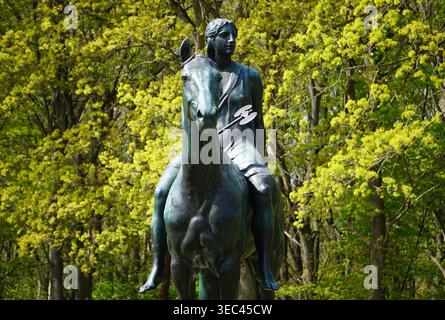 Primo piano frontale dell'Amazzonia su una scultura a cavallo, una statua equestre nel parco Tiergarten a Berlino, Germania Foto Stock