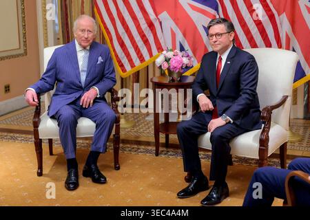 Washington, Stati Uniti. 28 aprile 2026. Re Carlo III, a sinistra, e il presidente della camera degli Stati Uniti Mike Johnson, un repubblicano della Louisiana, credito: Abaca Press/Alamy Live News Foto Stock