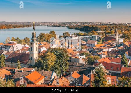 Belgrado, paesaggio urbano di Zemun con il campanile della chiesa di San Nicola, i tetti tradizionali e l'ampio fiume Danubio in una giornata d'autunno di sole Foto Stock