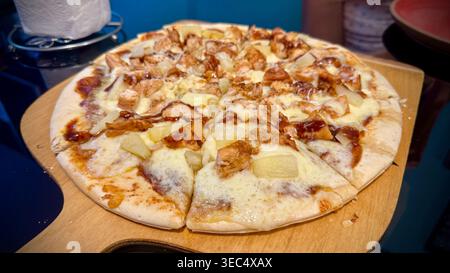 Pizza con pinneapple al barbecue di pollo Foto Stock