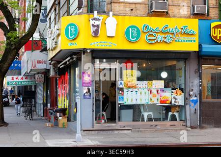 One Cup Tea 一杯茶, 124A Hester St, New York, NYC vetrina di un negozio di bubble tea e snack cinesi nel quartiere cinese di Manhattan. 紐約 纽约 美國 美国 Foto Stock