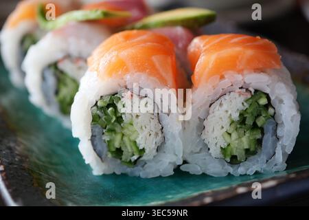 Panini di sushi freschi serviti su un piatto verde Foto Stock