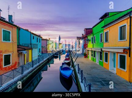 Burano Venezia Italia case colorate e canali. La colorata architettura del lungomare e i riflessi creano una vivace destinazione di viaggio. Burano al crepuscolo Foto Stock