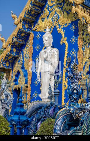 Chiang Rai, Thailandia - 30 gennaio 2026: Elegante statua bianca di Buddha al Wat Rong Suea Ten, il Tempio Blu, Chiang Rai. Le decorazioni in oro accentuano il Foto Stock