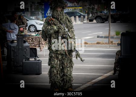 Una ghillie suit è un tipo di tuta mimetica progettata per imitare l'ambiente circostante, come fogliame, erba o neve. Foto Stock