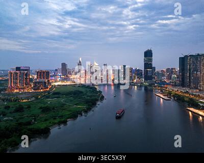 Moderno skyline del Distretto 1 e dell'area di Thu Thiem sul fiume Saigon al tramonto, ho chi Minh City, Vietnam. Foto Stock