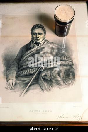 James Hogg, (1770–1835) "The Ettrick Shepherd", fu un prolifico poeta, romanziere e compositore scozzese. Acquaforte e una pinta di birra. Il ritratto è appeso al Tibbie Shiel's Inn, che era un punto di incontro preferito per Hogg e i suoi contemporanei letterari, St. Mary's Loch, Scottish Borders, Scotland UK HOMER SYKES. Foto Stock