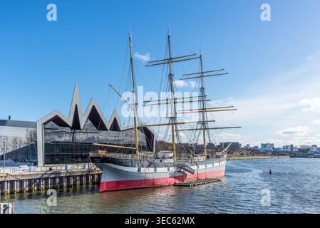 Glasgow, Scozia, Regno Unito – 25 marzo 2025: Il veliero Glenlee ormeggiato accanto al Riverside Museum, contrastando il patrimonio storico marittimo con la musa Foto Stock