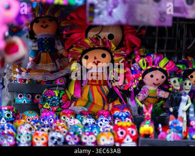Vivace esposizione di bambole messicane e teschi di zucchero per Day of the Dead Foto Stock