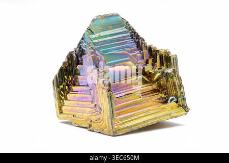 Un cristallo di bismuto. Questo metallo ha una struttura in cristallo "scalinata" e una splendida lucentezza iridescente che produce un arcobaleno di colori Foto Stock