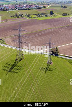 Montanti della linea elettrica ad alta tensione in campagna. vista aerea. Baden-Wuerttemberg, Germania Foto Stock