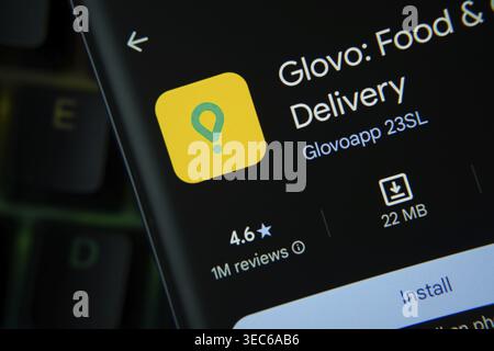 Dacca, Bangladesh - 27 luglio 2025: L'app Glovo di Google PlayStore viene visualizzata sullo schermo di uno smartphone Foto Stock