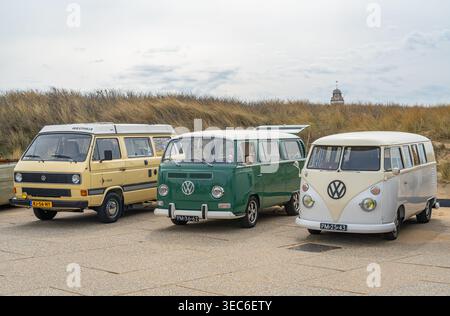 Katwijk aan Zee, Paesi Bassi, 11.04.2026, camper Classic Volkswagen parcheggiati fianco a fianco sulla spiaggia al vecchio spettacolo temporizzato Foto Stock