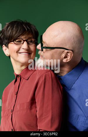 Una coppia di anziani gioiosa condivide un momento di amore, evidenziando il loro profondo legame e affetto. Foto Stock