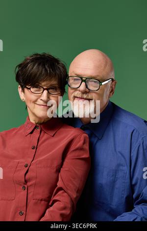 Una coppia anziana amorevole si diverte a vicenda, sorridendo calorosamente con una gioia sentita. Foto Stock