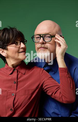 Una coppia di anziani gioiosa condivide uno sguardo amorevole, celebrando il loro profondo legame e affetto. Foto Stock