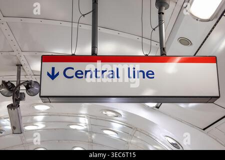 Cartello della linea centrale appeso in una stazione della metropolitana di Londra Foto Stock