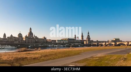 Vista panoramica della Brühlsche Terrasse di Dresda, vista dall'altra parte del fiume Elba, con il Ponte di Augusto, il Semperoper dietro di esso, la Hofkirche, il... Foto Stock