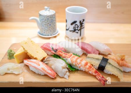 Ristorante Sushi, Sushi Chef, mercato del pesce Tsukiji, il più grande mercato del pesce del mondo, Tokyo, Kanto, Giappone Foto Stock