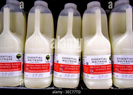 Londra Regno Unito, aprile 29 2026, Essential Waitrose Free Range bottiglie di latte scremato senza persone Foto Stock