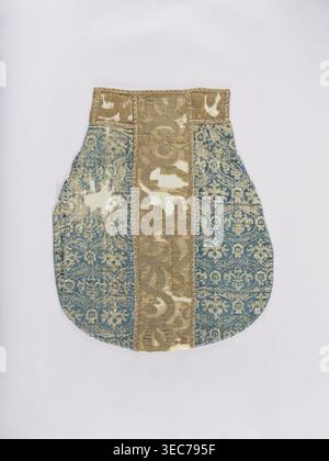Chasuble, paramenti liturgici decorati con fiori, foglie e ornamenti di piante; paramenti di chiesa, arte sacra. Chasuble di velluto genovese, modellato, convesso, con un motivo che ripete regolarmente un bouquet stilizzato di fiori in vasi racchiusi in una spessa rete a forma di cuore; mesh allacciata con palmettes. Colori: Ornamento blu zaffiro su sfondo oro-crema; colonne in materiale solido in oro-beige. La decorazione sul tessuto non è completamente leggibile a causa di grandi difetti. Realizzati in forme vegetali stilizzate. XV/XVI secolo; forse Italia o Francia, lati: Genova. Lunghezza 122 cm, larghezza 64 cm indietro, un oggetto Foto Stock