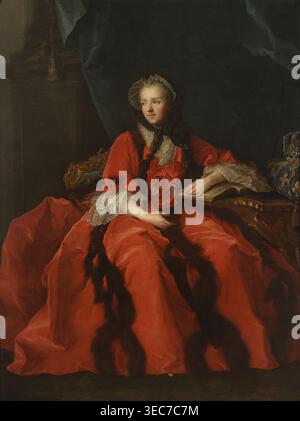 Ritratto della regina Maria Leszczyńska, Jean-Marc Nattier 1685–1766 copia pittore, pittura francese, ritratti, ritratti femminili, ritratti in pied, Maria Leszczyńska Regina di Francia; 1703–1768, ca. 1770, pittura, Una donna seduta che indossa un grande abito rosso con rifiniture in pelliccia scura e polsini e colletto in pizzo bianco, un velo nero sopra un cappello in pizzo, pelle pallida e un'espressione neutra, che poggia una mano su un libro aperto su un tavolo di legno e l'altra in grembo, seduta su una sedia intagliata ornata con tappezzeria oro e blu, un drappo scuro di tè appeso dietro di lei e uno sfondo oscuro e sfumato Foto Stock