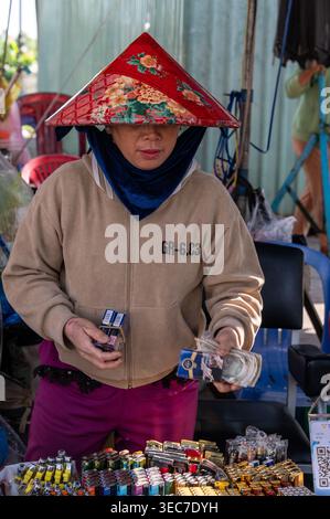 Una donna che vende sigarette e vapes al suo chiosco nella città di Chau Doc, nel Vietnam del Sud Foto Stock