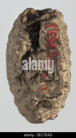 Tavoletta cuneiforme con ricevuta, classificazione ufficiale del ruolo del creatore sconosciuta, tavolette cuneiformi, documento neo-babilonese, commercio, tavoletta rettangolare, leggermente convesso, orientato orizzontalmente. Tre angoli spezzati; incrinature sul lato inferiore e sinistro; 9 righe di testo cuneiforme sul dritto, 2 sul lato inferiore, 9 sul retro. Vi secolo a.C.; periodo neo-babilonese, Babilonia Iraq, Mesopotamia meridionale, altezza 3,8 cm, larghezza 4,5 cm, spessore 2 cm., Un oggetto ruvido, di forma irregolare, con superficie rocciosa ruvida in sfumature di marrone e grigio, è mostrato su uno sfondo chiaro; Foto Stock
