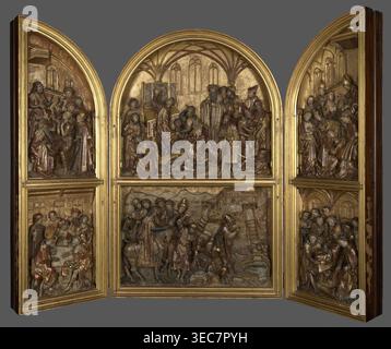 Trittico con la leggenda di San Stanislao, scultore sconosciuto, Hans von Kulmbach ca. 1485–1522, leggenda di San Stanislao, Stanislao di Szczepanów ca. 1030–1079, chiesa parrocchiale di Pławno, origine Kraków, altare, bassorilievo, 1510–1520, capolavoro, confronta: corone di ottone dalla testa del re Bolesław secondario, crosier dalla scena dell'omicidio di San Stanislao secondario, Un trittico scolpito con tre pannelli ad arco e due pannelli rettangolari inferiori, il tutto incastonato in una cornice dorata, che mostra figure intricate ed elementi architettonici in bassorilievo. Le incisioni raffigurano gruppi di persone in Foto Stock