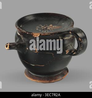 Askos con beccuccio e succhieruola, laboratorio Attico sconosciuto. Vaso igienico in ceramica greca con beccuccio tubolare e manico a nastro; parte superiore coperta da un filtro. V secolo a.C., Attica. Askos della nave. Altezza 6,2 cm, larghezza 8,3 cm, profondità 9 cm, peso 0,09 kg., recipiente in ceramica arrotondato con bocca larga e piede sollevato, mostrato su uno sfondo grigio chiaro; il recipiente è principalmente nero con aree esposte di marrone-arancione dove la superficie è scheggiata o usurata, alcune macchie beige più leggere intorno ai bordi danneggiati e diverse sottili crepe che rivelano un colore marrone sotto; ha una maniglia curva su un lato e. Foto Stock