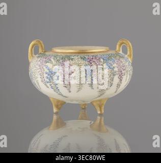 Bruciatore a incenso kōro con coperchio di Kinkōzan Sōbei VII 1867–1927, con co-creatore dell'officina Kinkōzan. Ceramiche Kyoto satsuma, periodo Meiji XIX/XX secolo. Censore Satsuma decorato con glicine, crisantemi e fiori; stile okimono, forma a treppiede con due manici. Firmato. Nave: Altezza 7,8 cm; diametro 9,5 cm. Origine: Awata, Kyoto, Giappone. Una nave rotonda in ceramica con sfondo crema pallido decorata con motivi floreali appesi in sfumature di blu, viola, rosa, bianco e verde si erge su tre piedi corti color oro e ha due maniglie ornate color oro sui lati opposti; il bordo superiore è Foto Stock