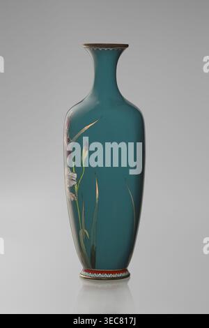 Vaso, ovoide, uno di una coppia, sottile su un piede basso a forma di anello con collo stretto svasato sul bordo; piede e bocca incorniciati con lamiera di metallo. Decorato con una boscaglia d'Iris in fiore naturalistica in una varietà di tonalità di colore, eseguito con la tecnica dello smalto Yūsen cloisonné su sfondo verde mare uniforme. Stretti bordi colorati di piccola ala di cicala triangolare si formano intorno al piede e al bordo. Cloisonné smalto, ca. 1900 periodo Meiji, 1868–1912. Giappone, Nagoya. Nave. Altezza 25 cm; larghezza 9,7 cm; profondità 8,8 cm., vaso alto e sottile con collo stretto e bordo svasato, mostrato contro un grigio neutro Foto Stock