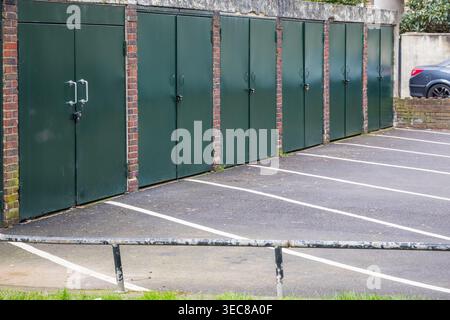 Garage del Consiglio nella tenuta di Rockingham nell'Elephant and Castle, Londra, Regno Unito Foto Stock