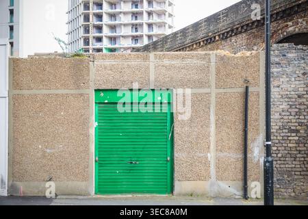 Rimaneva di fronte a un edificio demolito nell'Elephant and Castle, Londra, Regno Unito Foto Stock