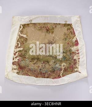 Tappezzeria, provenienza, fiori, foglie, ornamenti floreali, buoi, ragazzi; decorazioni per interni, tessuti, arredi per interni, arazzi, tessuti decorativi, gobelin, tappezzeria di mobili, tendaggi sul fondo con fiori intorno. Colori: Beige, rosa, azzurro, ocra e oliva. Post-metà del XVIII secolo. Forse Beauvais o Aubusson. Tessuto. Altezza 57 cm, larghezza 68 cm., Un pezzo di tessuto rettangolare con un bordo bianco in tessuto si trova su uno sfondo chiaro; la zona centrale mostra una superficie usurata e intrecciata con una massa aggrovigliata di fili e filati che creano una trama squallida e ruvida Foto Stock