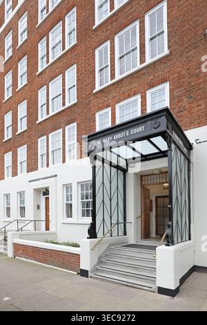 Ingresso principale a St Mary Abbots Court, un edificio con portico su Warwick Gardens, Kensington, Londra, Regno Unito. Blocco di appartamenti ristrutturato di recente. Foto Stock