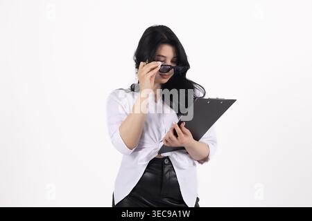 Donna d'affari con un portadocumenti e occhiali Foto Stock