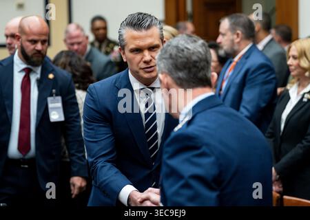 Washington, Stati Uniti. 29 aprile 2026. Il Segretario alla difesa Pete Hegseth stringe la mano con il Presidente del Joint Chiefs of staff Dan Caine davanti a un'audizione della House Armed Services Committee sulla proposta di bilancio per l'anno fiscale 2027 del Dipartimento della difesa presso il Campidoglio degli Stati Uniti a Washington, DC mercoledì 29 aprile 2026. Il Pentagono ha dato la sua prima stima del costo del conflitto USA con l'Iran a 25 miliardi di dollari. Foto di Bonnie Cash/UPI credito: UPI/Alamy Live News Foto Stock