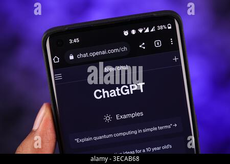 Primo piano dell'interfaccia del logo Chatgpt con sfondo blu astratto. App ai su dispositivo mobile in modalità buia. Concetto di tecnologia dell'intelligenza artificiale. Foto Stock