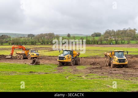 Vari macchinari pesanti per lo spostamento della terra su un cantiere a West Cork, Irlanda. Foto Stock