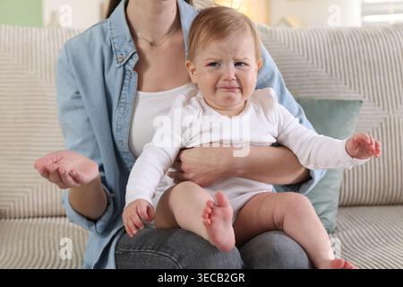 Telemedicina. La madre e il suo bambino si consultano online con il medico, vista dalla telecamera Foto Stock