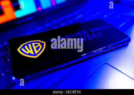Logo Warner Bros Discovery Wbd Company visualizzato su schermo digitale con sfondo Entertainment Media streaming Foto Stock
