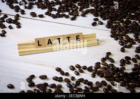 Latte scritto in blocchi circondato da chicchi di caffè Foto Stock