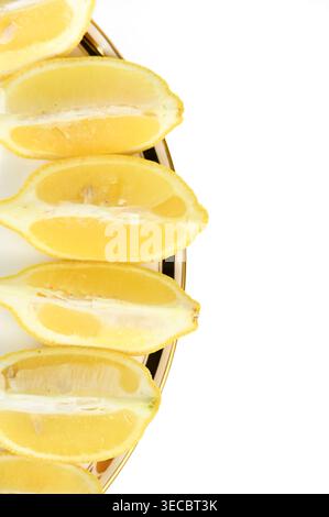 Fette mature di frutta gialla al limone su un piatto fantasioso con spazio di copia Foto Stock