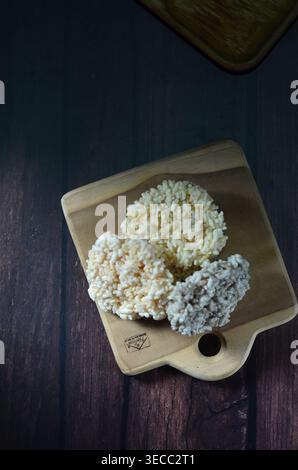 Il Rengginang, un tradizionale spuntino indonesiano a base di riso al vapore e fritto, ha una consistenza croccante e un caratteristico sapore saporito. Foto Stock