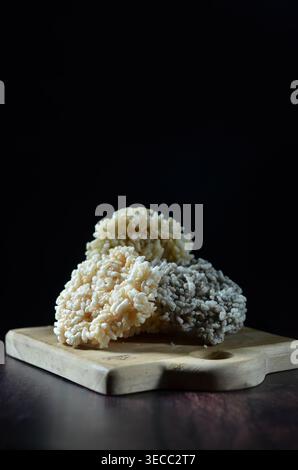 Il Rengginang, un tradizionale spuntino indonesiano a base di riso al vapore e fritto, ha una consistenza croccante e un caratteristico sapore saporito. Foto Stock