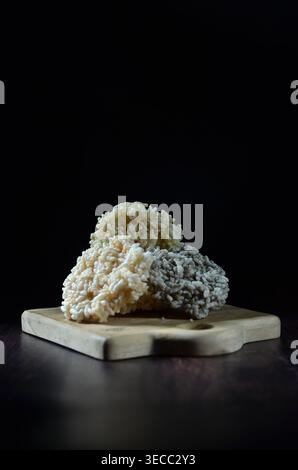 Il Rengginang, un tradizionale spuntino indonesiano a base di riso al vapore e fritto, ha una consistenza croccante e un caratteristico sapore saporito. Foto Stock